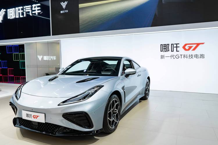 佛山231哪吒汽车在智能汽车领域的表现，领途汽车在新能源汽车市场中的影响力